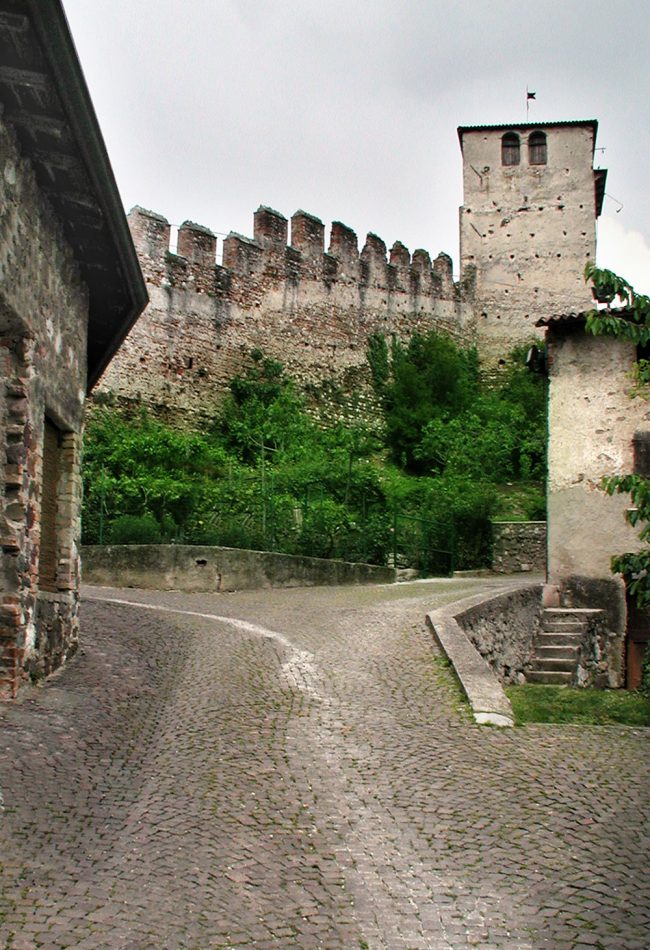 castello-monzambano-da-fuori